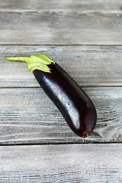 Berenjena fresca en las tablas — Foto de Stock