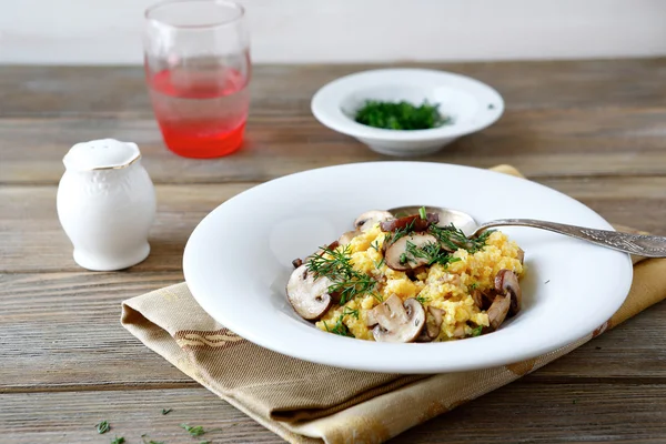 Haferbrei mit Pilzen in weißer Schüssel — Stockfoto