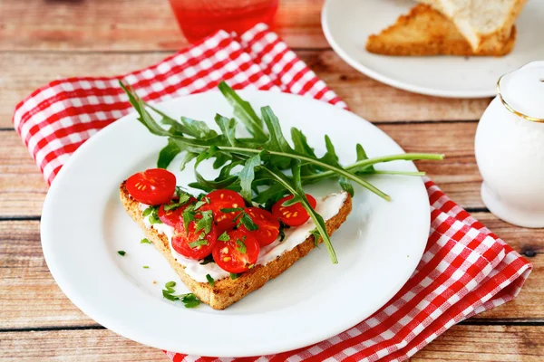 Bruschetta com tomate e rúcula em uma chapa — Fotografia de Stock