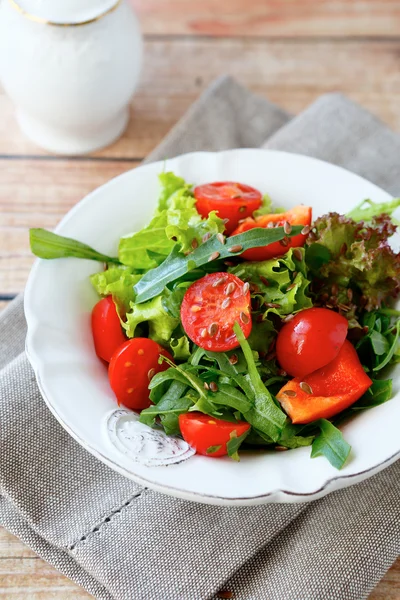 Verse salade met tomaten en rucola op een plaat — Stockfoto