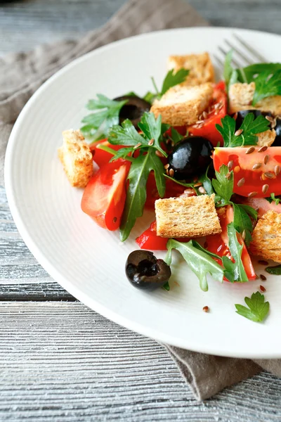 Zomer salade met groenten en broodkapjes op een plaat — Stockfoto