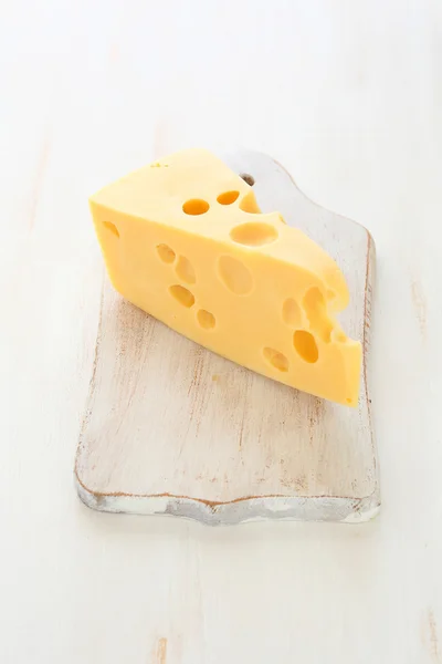 Morceau de fromage Maasdam — Photo