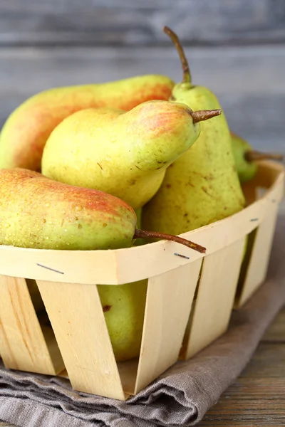 Ripe pears in a wooden box — Stock Photo, Image