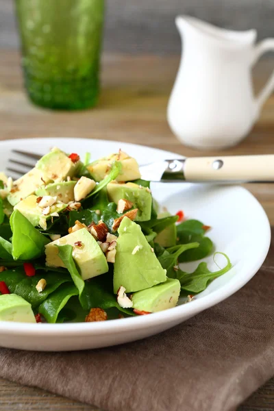 Lehký salát s listovým špenátem a avokádem v misce — Stock fotografie