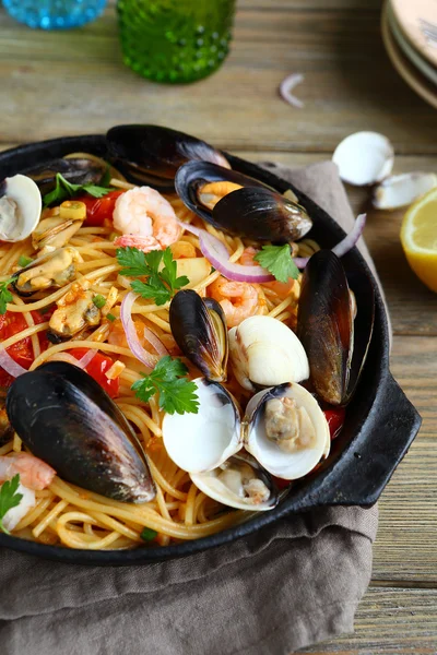 Pasta with mussels and squid — Stock Photo, Image