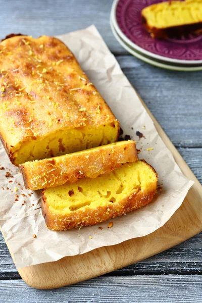 Slices of lemon tea cake on a board — Stock Photo, Image