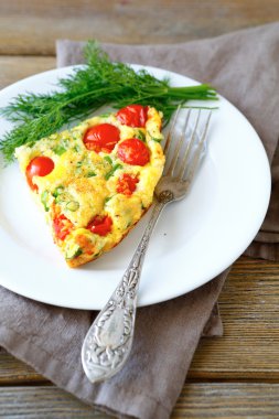 Fritatta parça bir plaka üzerinde