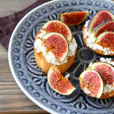 Peynir ve incir ile lezzetli bruschetta