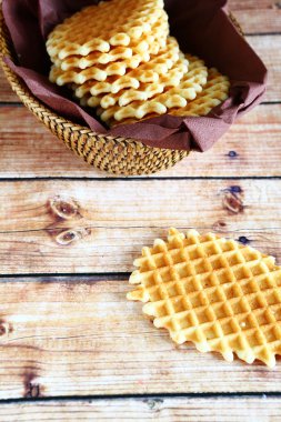 Gofret bir hasır sepet içinde