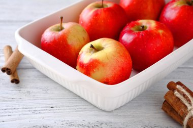 Ahşap kurullarında fırın kase lezzetli elma