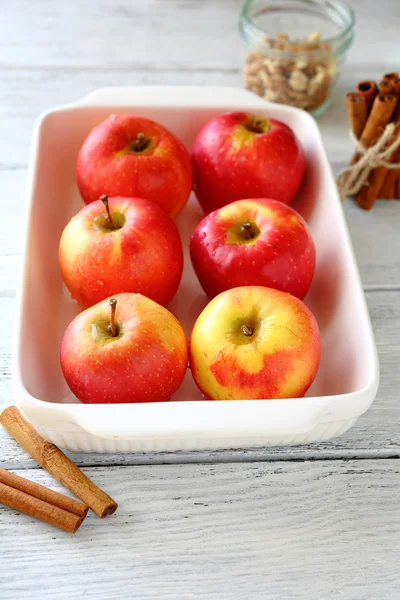 Soczyste jabłka w misce — Zdjęcie stockowe