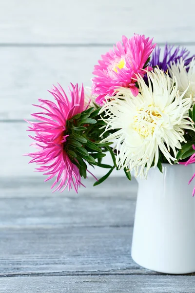 Färgglada blommor i en vas — Stockfoto