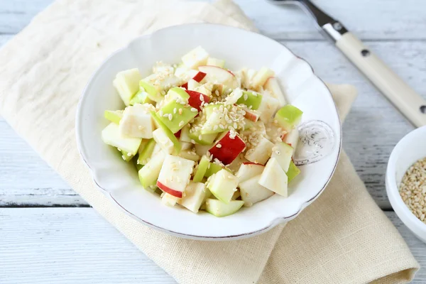 Elma ve bir plaka üzerinde kereviz salatası — Stok fotoğraf