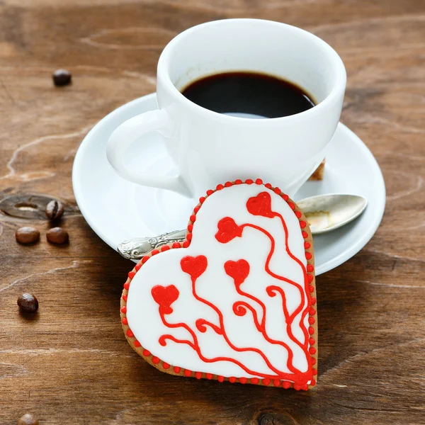 Galleta para San Valentín con café sobre madera contrachapada —  Fotos de Stock