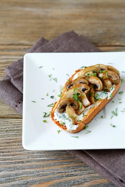 Tartina con funghi fritti — Foto Stock