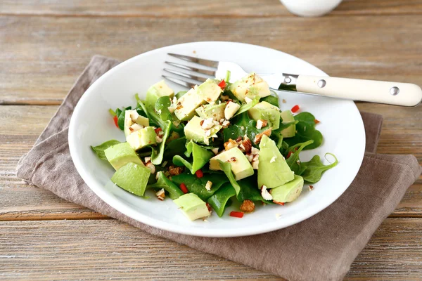 Sallad med avokado, spenat och nötter i en skål — Stockfoto