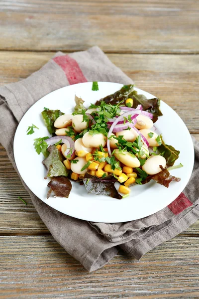 Heerlijke salade met bonen, sla en uien — Stockfoto