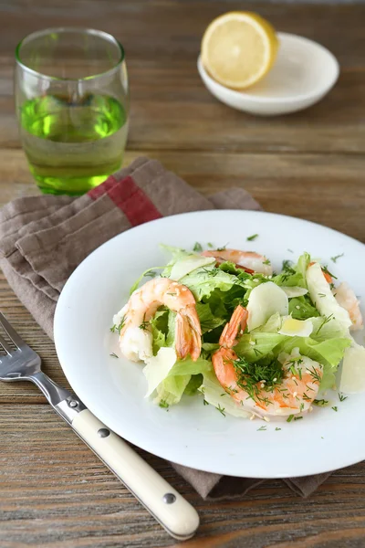 Ensalada fresca con gambas, lechuga y queso en un plato — Foto de Stock