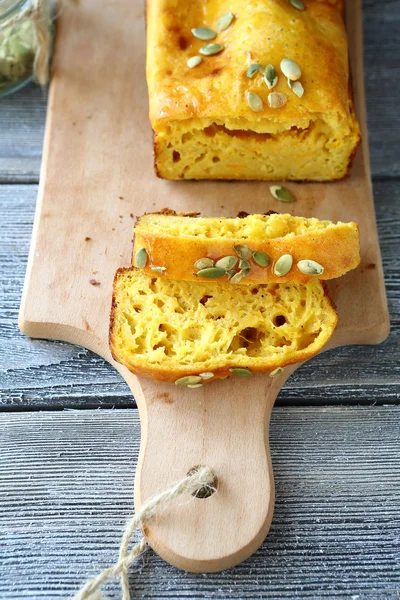 Slices of sweet pound cake on a cutting board — Stock Photo, Image