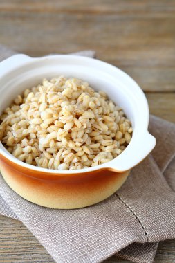 Seramik bir tencerede haşlama pearl arpa