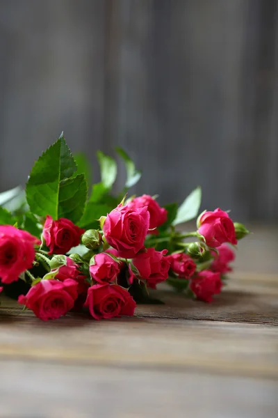 Bouquet di rose su tavole di legno — Foto Stock