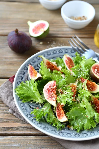 Salada deliciosa com figos e alface — Fotografia de Stock