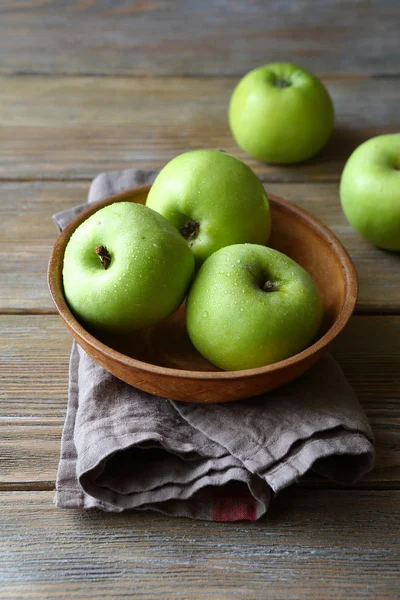 Apple in a clay bowl — Stock Photo, Image