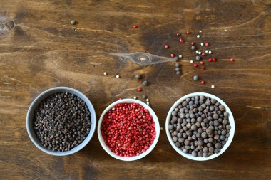 Biber karışımı. Kase içinde kırmızı, siyah ve yeşil biber