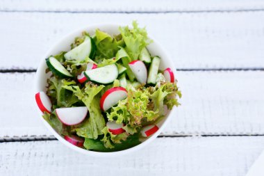 Marul, salatalık ve bir kase içinde turp salatası