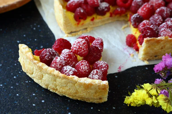 Stück süßer Kuchen mit Himbeeren auf Schiefer — Stockfoto