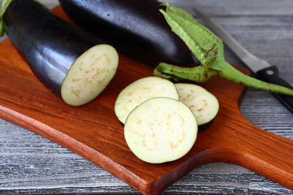 Rodajas frescas de berenjena picada —  Fotos de Stock