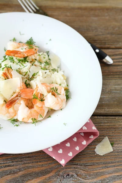 Italská rýže s krevetami a kopr na talíři — Stock fotografie