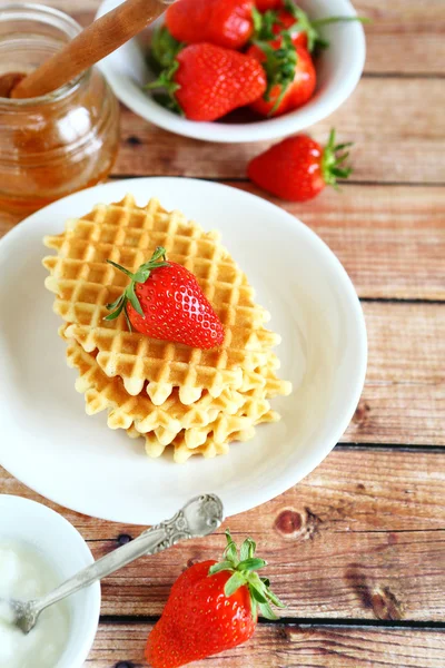 Waffles com morangos frescos — Fotografia de Stock