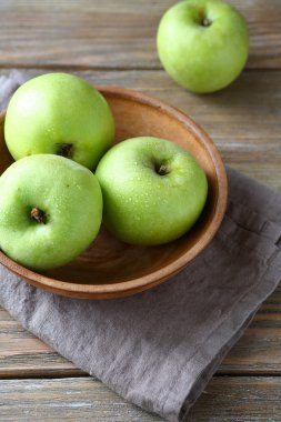 Bir kasedeki yeşil elmalar