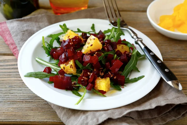 Salat med roer, arugula og appelsin - Stock-foto