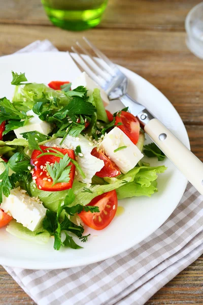 Salade avec tomates, poivrons et fromage dans une assiette — Photo