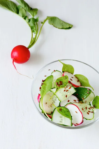 Salad with radishes and greens in a bowl — Stock Photo, Image