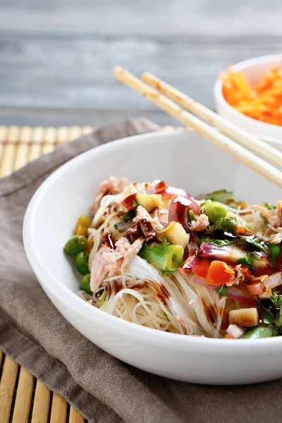 Rice noodles with peas and onions in a white bowl — Stock Photo, Image