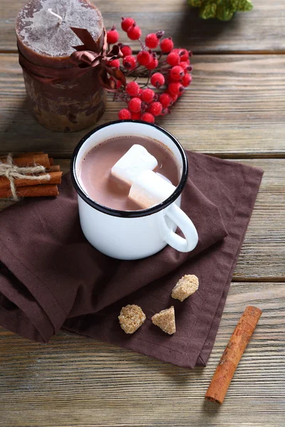 Cacao avec guimauves dans la tasse de fer — Photo