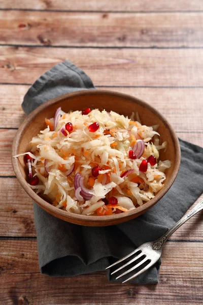 Cabbage salad with onion and pomegranate — Stock Photo, Image