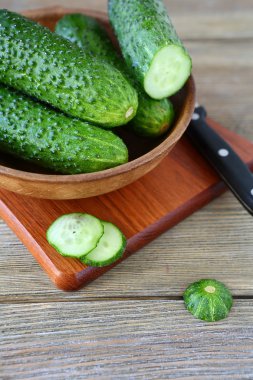 bir kase içinde salatalık