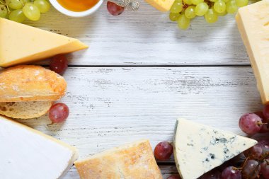 Çeşitli peynir tahtaları üzerinde