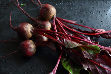 Bir fırın tepsisine çiğ kırmızı pancar