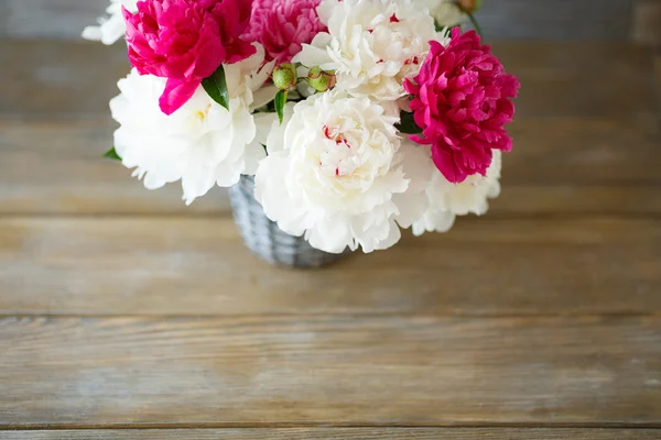 Bouquet di peonie in vaso — Foto Stock