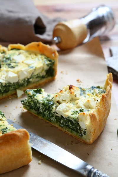 Pastel rebanado en una servilleta — Foto de Stock