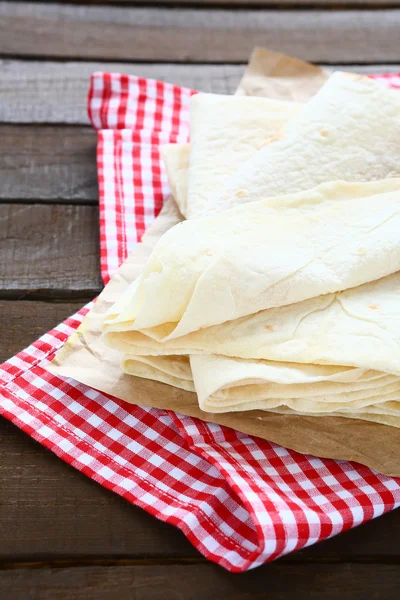 Freshly baked pitas on a napkin — Stock Photo, Image