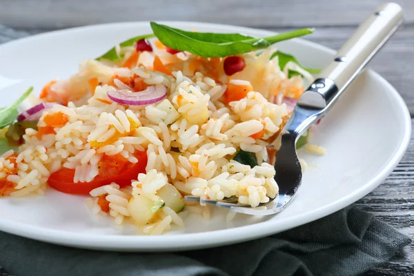 Вкусный рис с овощами на тарелке — стоковое фото