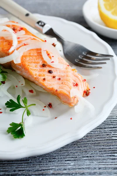 Filetto di salmone su un piatto bianco — Foto Stock