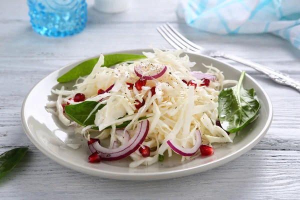 Kohlsalat und Zwiebeln auf einem Teller — Stockfoto