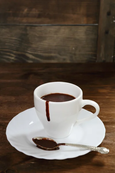 Délicieux chocolat chaud dans la tasse — Photo